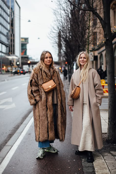 Stockholm Street Style 2023, Stockholm Street Style Winter, Finland Street Style, Colorful Winter Street Style, Styling Fur Coat, Swedish Winter Fashion, Denmark Winter Outfits, 2023 Street Style Winter, Winter Outfits Copenhagen