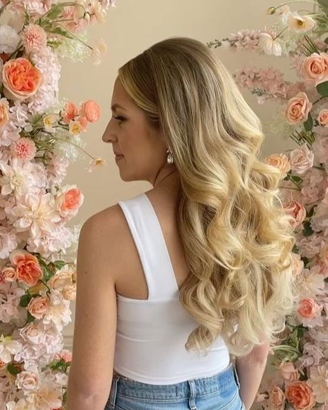 South Jersey & PA bridal hair stylist on Instagram: "When she has her makeup preview with @makeupbycarlyg the same day as her hair preview 🤌🏼💋 ⠀⠀⠀⠀⠀⠀⠀⠀⠀ We used 2 packs of my @bellamihair hair extension volumizer sets to get extra body that’s needed for this style. ⠀⠀⠀⠀⠀⠀⠀⠀⠀ BRIDES: your haircut is important for this Kim K wedding hairstyle - layers give added bounce for your soft curls. ⠀⠀⠀⠀⠀⠀⠀⠀⠀ STYLISTS: if your bride is someone who touches their hair a lot but still wants to wear it down Kim K Wedding, Hairstyle Layers, Curly Blowdry, Bridal Waves, Fluffy Curls, Wedding Makeup And Hair, Bride Updo, Hair Tuck, Hollywood Hair