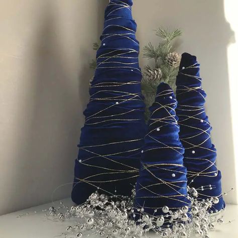 Royal Blue Velvet Christmas Tree #Christmas #blue #decorations #decorhomeideas Navy White Christmas Decor, Silver Diy Christmas Decorations, Blue Diy Christmas Decorations, Christmas Decor Ideas Navy Blue, Diy Blue And Silver Christmas Decor, Blue And Silver Winter Decor, Christmas Blue Decor Ideas, Blue Christmas Party Decor, Royal Blue Christmas Decor