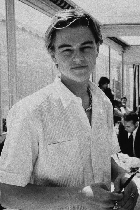 leonardo dicaprio Leonardo Dicaprio Black And White, 2000s Guys, Black And White Wall Collage, 90s Leonardo Dicaprio, Leo Aesthetic, Black Collage, Leonardo Dicaprio Photos, White Photo Wall, Cristiano Ronaldo Junior