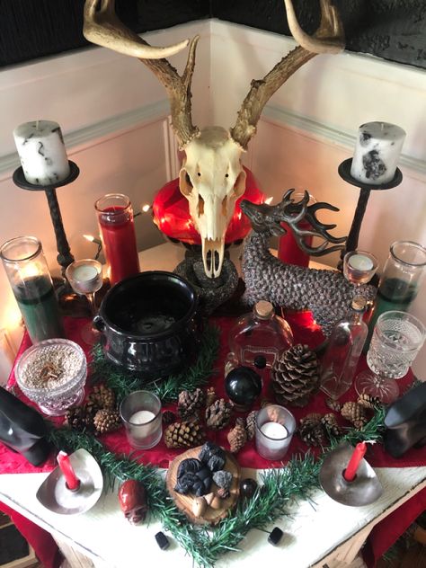 Yule Altar Ideas Winter Solstice, Yule Altar Winter Solstice, Yule Alter Ideas, Yule Decor Ideas, Witch Yule Decorations, Winter Altar, Dark Yule, Yule Alter, Winter Solstice Altar