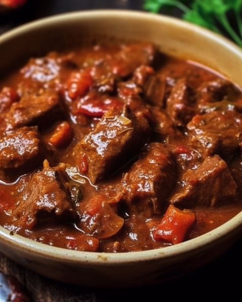 Whenever I serve this dish, the house smells fantastic. This dish is a hit among friends and family Chunky Beef Stew, Beef Stew Ingredients, Eat Beef, Crockpot Dishes, Beef Stew Recipe, Recipes Slow Cooker, Stew Recipe, Beef Recipes Easy, Crockpot Recipes Slow Cooker