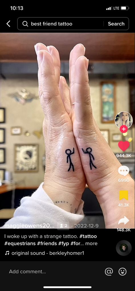 Tattoo Ideas Matching Cousin, Best Friend High Five Tattoo, Sibling Sister Tattoos, Friendship Tattoo For 2, Small Pair Tattoos, High Five Tattoo Hands, Funny Tattoo Ideas For Friends, Small Funny Friendship Tattoos, Funny Simple Matching Tattoos