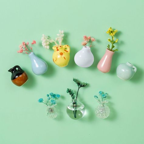 How to Make Adorable Clay Fridge Magnets at Home Mini Ceramics, Diy Porcelain, Magnet Diy, Ceramics Vase, Mini Vases, Mini Bonsai, Plant Cuttings, Mini Vase, Refrigerator Magnet