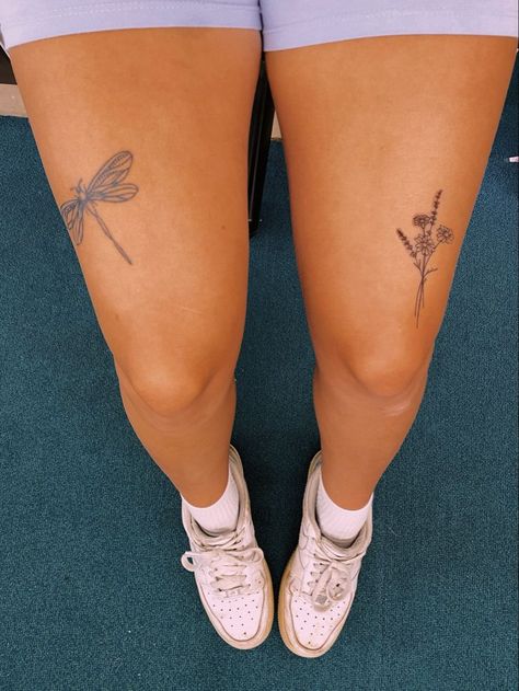 Tattoo Inspiration Dragonfly & Flowers Knee Tattoo Fineline, Thigh Dragonfly Tattoo, Nature Related Tattoos, Dragonfly Tattoo On Leg, Leg Tattoos Aesthetic Simple, Lavender Tattoo Leg, Hummingbird Knee Tattoo, Dragon Fly Leg Tattoo, Dragonfly On Flower Tattoo