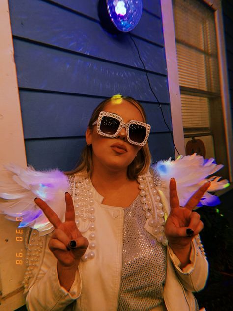 Diy Elton John Costume, Musical Artist Costumes, Music Icon Costume Ideas, Elton John Aesthetic Outfit, Elton John Concert Outfit Ideas, Elton John Concert Outfit, Elton John Aesthetic, Halloweekend Costumes, John Aesthetic