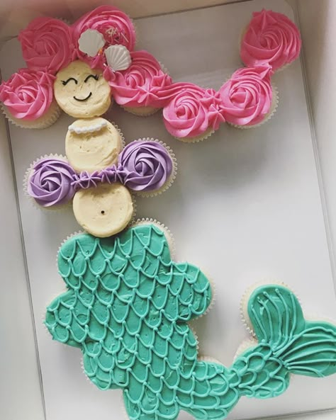 Mermaid Cupcake Cake Ideas, Cupcake Mermaid Cake, Mermaid Cupcake Pull Apart, Mermaid Cookie Cake Ideas, Mermaid Birthday Cupcake Cake, Mermaid Cake With Cupcakes, Ariel Cupcake Cake, Mermaid Cupcake Ideas, Mermaid Pull Apart Cupcake Cake