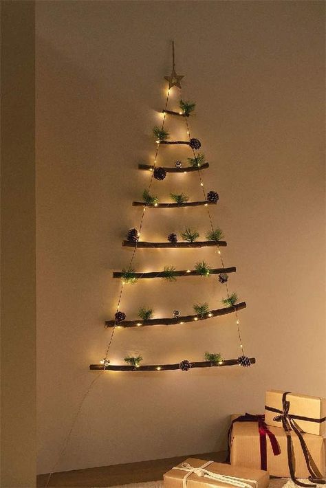 5 tendencias para una Navidad 2024 llena de ideas de estilo rústico: árboles minimalistas, nuevos adornos y colores acogedores Led Garland, Chirstmas Decor, Christmas Tree Collection, Buy Christmas Tree, Ambience Lighting, Led Christmas Tree, Christmas Wall Decor, House Smells, Home Deco