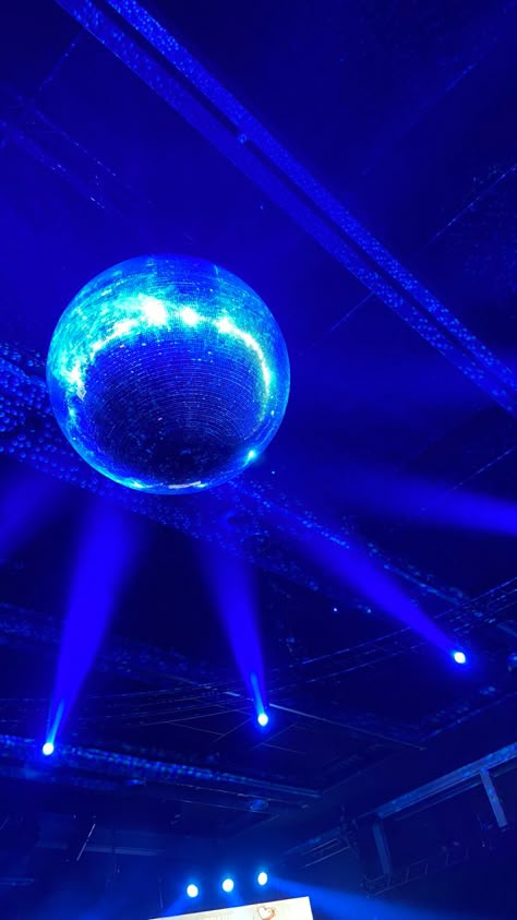 Blue Party Aesthetic Wallpaper, Blue Disco Ball Aesthetic, Blue Disco Aesthetic, Blue Club Aesthetic, Blue Concert Aesthetic, Mama Mia Prom, Doin Time Lana Del Rey, Tally Blackpink, Blue Party Aesthetic