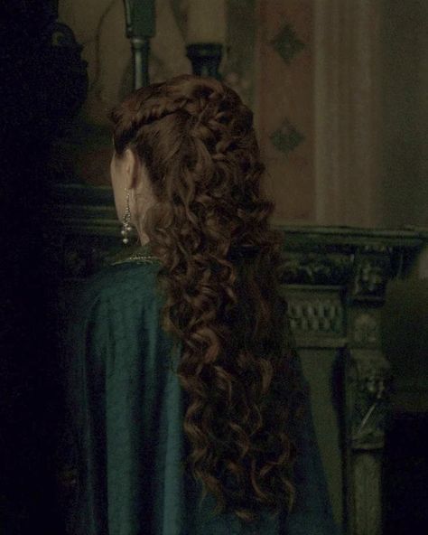 Curly Royal Hairstyles, Alicent Hightower Aesthetic, Hightower Aesthetic, Targaryen Hair, Game Of Thrones Dress, Royal Hairstyles, Historical Hairstyles, Medieval Hairstyles, Olivia Cooke