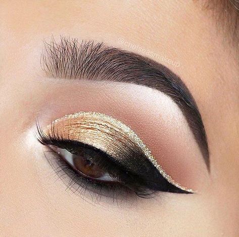 Gold And Black Makeup Looks, Black And Gold Eye Makeup, Carnaval Make-up, Band Ideas, Gold Eye Makeup, Prom 2023, Dance Makeup, Dramatic Eye Makeup, Eye Makeup Pictures