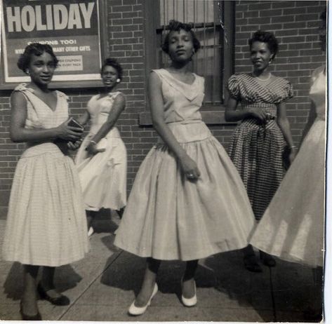 Came across these beautiful 1950’s photos online. Click for more. These 31 Vintage Snapshots of '50s African-American Women in Dresses Are So Beautiful ~ Vintage Everyday 1950s Girls, Idda Van Munster, Women Standing, African American Fashion, Black Glamour, Vintage Black Glamour, Look Retro, 50 Style, My Black