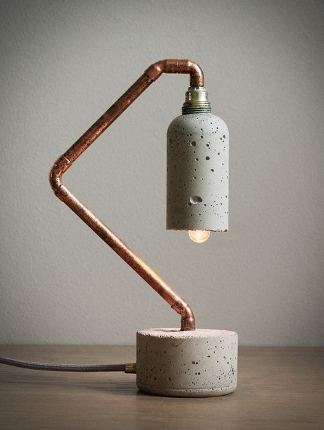 Concrete and brass lamp. ขวดโหล Mason Jar, Free Standing Lamps, Luminaire Original, Concrete Light, Copper Lamp, Lamp Diy, Diy Lampe, Cement Diy, Concrete Lamp