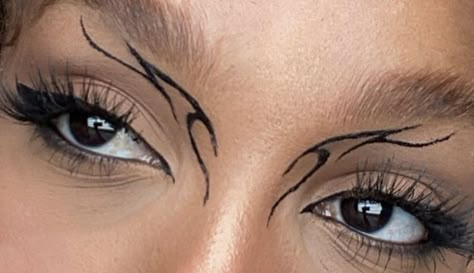 Cybersigilism Eyeliner, Graphic Liner Hooded Eyes, Cool Eyeliner Ideas, Artsy Eyeliner, Techno Makeup, Graphic Liner Ideas, Eyeliner Designs, Vampire Bride, Eyeliner Ideas