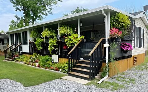 Mobile Home Park Yard Ideas, Landscaping Around Mobile Home, Mobile Home Outdoor Ideas, Manufactured Home Landscaping, Adding A Front Porch, Mobile Home Landscaping Ideas, Mobile Home Landscaping, Mobile Home Front Porch, Easy Garden Ideas Landscaping