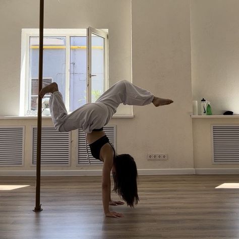 Dancer Stretching Aesthetic, Dance Stretching Aesthetic, Flexibility Vision Board, Jennie Beckett, Pole Dance Aesthetic, Dance Stretches, Dancer Lifestyle, Hip Hop Dancer, Heart Pumping