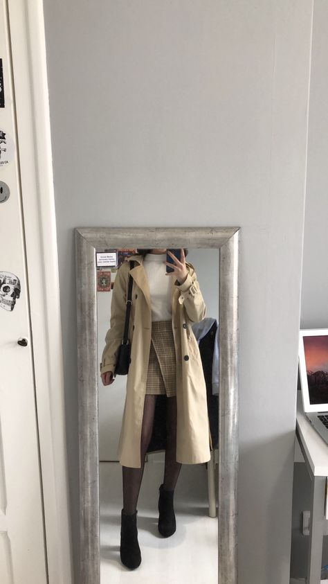 Trench Coat And Skirt Outfit Winter, Trench Coat Fits Aesthetic, Casual Winter Outfits Skirt, Trench Coat And Boots Outfits, Trench Coat With Skirt Outfit, Skirt And Trench Coat Outfit, Trench Coat And Dress Outfit, Trench Coat Outfit Dress, Trench Coat Skirt Outfit