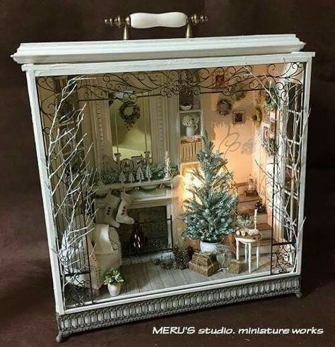 Unique Terrarium Containers, Christmas Miniatures Diy, Diy Christmas Shadow Box, Shadow Box Decor, Miniature Lantern, Nativity Display, Shadow Box Ideas, Christmas Miniatures, Christmas Diorama