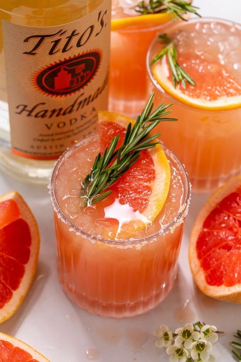 Made with gin or vodka and grapefruit juice, this classic cocktail is so easy and always a crowd-pleaser! Served in a highball glass with a salted rim, this drink is perfect for brunch or Summer parties! Just be sure to use fresh grapefruit juice, it really makes all the difference! Grapefruit Vodka Drinks, Salty Dog Cocktail, Grapefruit Drink, Dog Cocktail, Cocktails Made With Gin, Brunch Recipe Ideas, Chocolate And Raspberry Tart, Grapefruit Vodka, Homemade Brunch