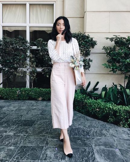 Culottes Outfit Work, Black Culottes Outfit, Pale Pink Pants, Pink Culottes, White Culottes, Culottes Outfit, Black Culottes, Pants Trend, Denim Culottes