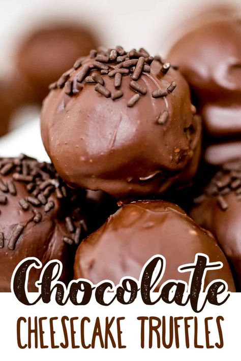 Chocolate Cake Cheesecake Truffles Easy Chocolate Treats, Chocolatier Recipes, Chocolate Cheesecake Truffles, Cheesecake Biscoff, Homemade Cheesecake Recipe, Cake Mix Cream Cheese, Chocolate Treats Easy, Cheesecake Cherry, Chocolate Cake Cheesecake