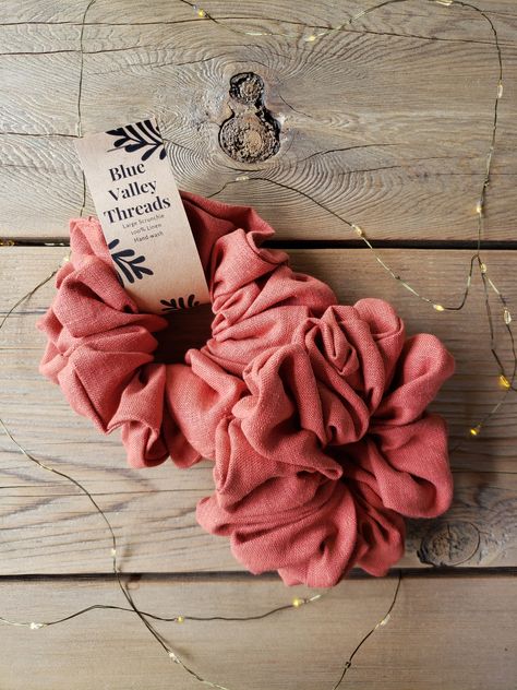 Hair Tie Packaging, Hair Accessories Business, Linen Scrunchie, Scrunchie Packaging Ideas, Scrunchies Packaging Ideas, Scrunchie Packaging, Hair Accessories Packaging, Scrunchie Styles, Scrunchies Diy