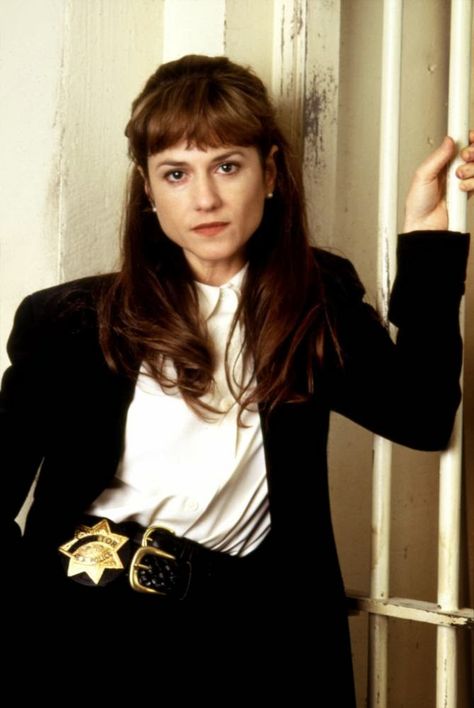 Holly Hunter as Inspector Monahan in 'Copycat', 1995. Holly Hunter 80s, Women Of The 90s, Holly Hunter, Dramatic Essence, Mrs Incredible, 90s Horror, Heather Locklear, 90s Actors, Basic Instinct