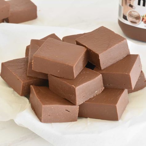 Nutella Fudge Baking Envy, Baileys Fudge, Milk Chocolate Fudge, Fudge Dessert, Nutella Fudge, Homemade Fudge Recipes, Peanut Butter Fudge Easy, Microwave Fudge, Fudge Ingredients