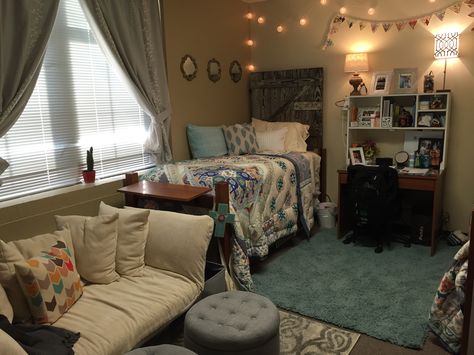 Freshman dorm room in Elam Hall at Lipscomb University Dorm Couch, Lipscomb University, Cute Dorm Ideas, Dorm Room Decorating Ideas, Modern Room Design, Small Dorm Room, Small Dorm, Dorm Room Decorating, University Dorm