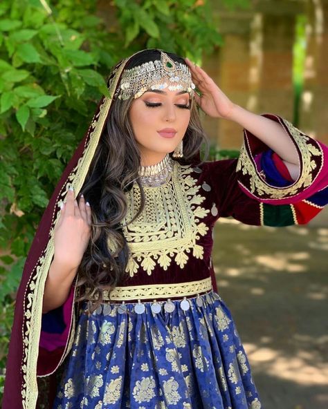 Afghani Hairstyle, Afghan Hairstyles, Afghani Dresses Modern, Indian Fashion Modern, African Print Wedding Dress, Afghanistan Dress, Afghan Jewellery, Mayon Dresses, Gorgeous Bridal Makeup