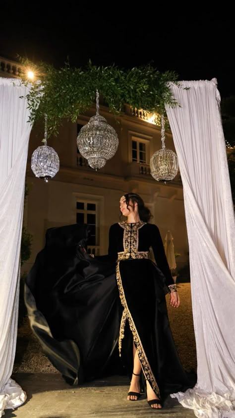 Algerian Traditional Clothing, Velvet Dresses Outfit, Algerian Fashion, Algerian Culture, Algerian Clothing, Soiree Dresses, Kaftan Designs, Black Dresses Classy, Color Combinations For Clothes