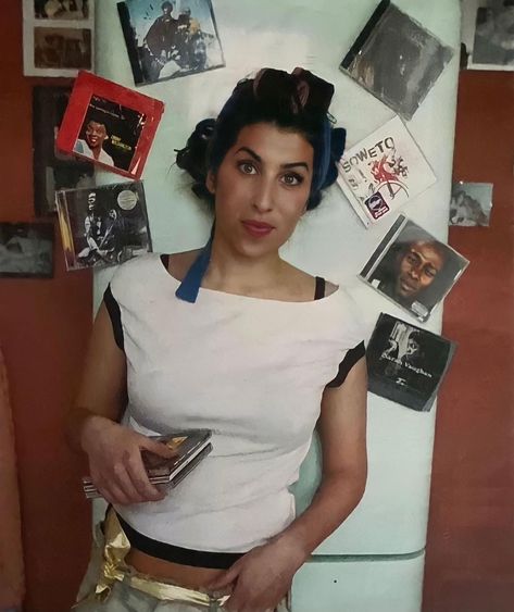 Amy Winehouse on Instagram: “A gorgeous rare picture of young Amy at her flat on Jeffreys Place in Camden Town, London. 🤍 #AmyWinehouse #AmyForever 🖤” Frank Album Cover Amy Winehouse, Amy Winehouse Rare Pictures, Frank Amy Winehouse, Amy Winehouse Last Concert, Amy Winehouse Photoshoot, Amy Winehouse Frank Era, Amy Winehouse Rare, Young Amy Winehouse, There's Something About Amy