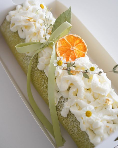 Pretty Bow Cake Roll Yuzu Cake, Matcha Cream, Bow Cake, Cream Honey, Baking Photography, Diy Birthday Cake, Matcha Cake, Roll Cakes, Cake Dessert Table