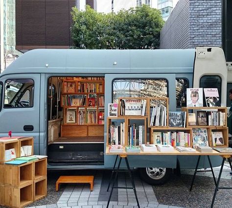 20 Imaginative Mobile Libraries Around The World - BOOKGLOW Mobile Bookstore, Maze Runner Maze, Bookshop Ideas, Book Van, Book Truck, Book Mobile, Bookstore Ideas, Bookstore Design, Mobile Library