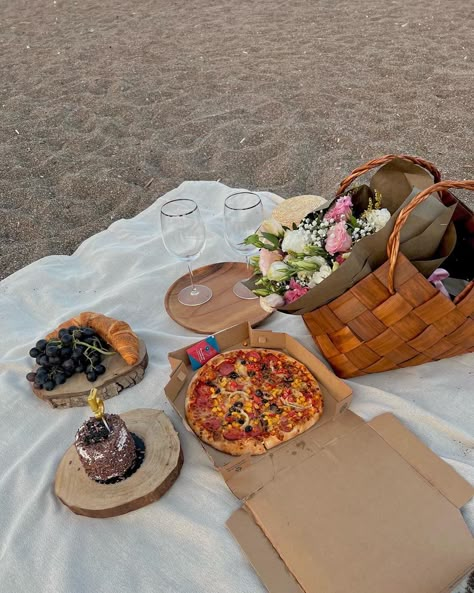 Simple Picnic Date Ideas, 1st Anniversary Ideas, Romantic Beach Picnic, Meat Ideas, Picnic Photography, Picnic Vibes, Albanian Quote, Dream Dates, Turning 21