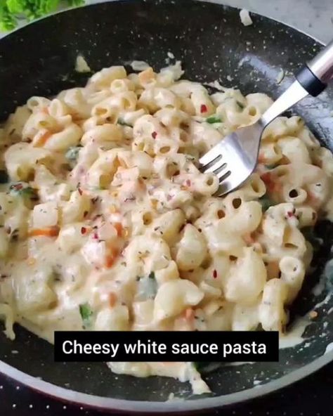 White Sauce Macaroni, Stairs Remodel, Macaroni Recipe, White Sauce Pasta, Macaroni Recipes, Pasta Lover, Pepper Powder, White Sauce, Chilli Flakes