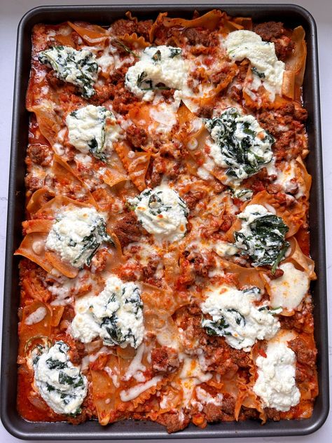 Sheet Pan Lasagna (gluten-free) - rachLmansfield 21 Day Fix Lasagna, Sheet Pan Lasagna, Pan Lasagna, Chocolate Lasagna Recipe, Layered Pasta, Yummy Dinner Ideas, Bunny Food, Gluten Free Lasagna, Recipes For The Week