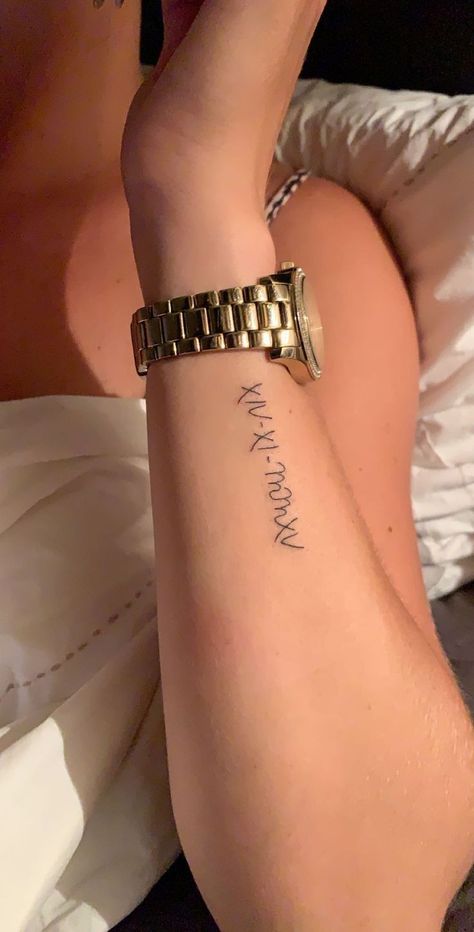 Cute Roman Numeral Tattoos Fonts, Birthdate Tattoos For Women, Tatoos Date, Birthday Year Tattoo Ideas, Date Of Birth Tattoos Ideas, Birthyear Tattoo, Birthdate Tattoo Ideas, Year Tattoo Ideas, Tattoo Date