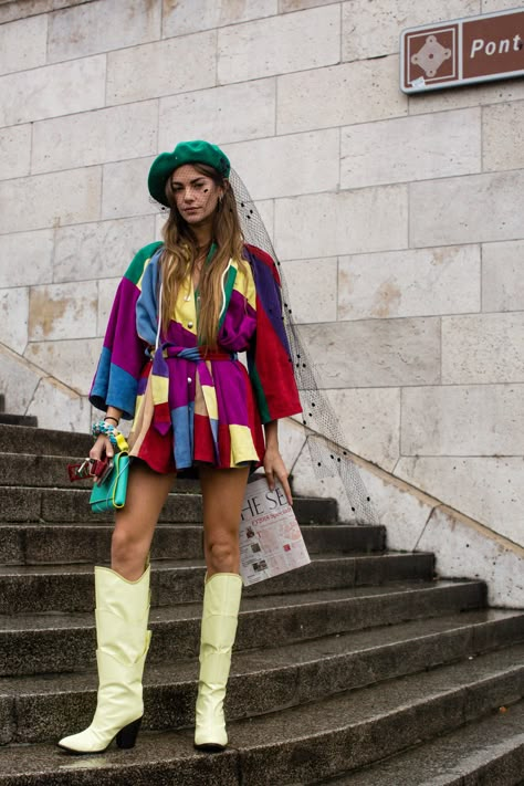 Paris Street Style Spring 2020 DAY 1 | The Impression Vogue Outfit Ideas, Eccentric Style Outfits, Eccentric Outfits Street Style, Statement Piece Outfit, Artsy Fashion Style, Artsy Style Outfits, Clara Berry, Colorful Street Style, Artsy Fashion