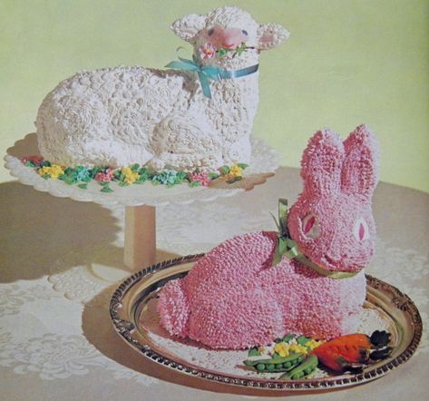 Easter Lamb Cake, Retro Cakes, Lamb Cake, Easter Bunny Cake, Easter Lamb, Vintage Cakes, Vintage Baking, Retro Food, Wilton Cakes