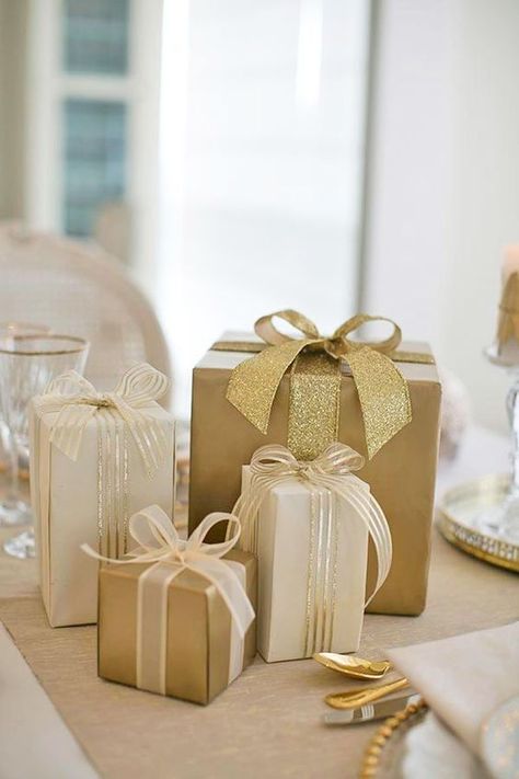 Christmas: White And Gold Christmas Decor, Gold Presents, Professional Gift Ideas, Creative Corporate Gifts, Present Table, Cute Gift Wrapping Ideas, Pretty Gift Wrapping Ideas, Gift Wrapping Ideas, Gift Wrapping Inspiration