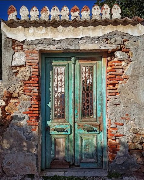 Environmental Art Concept, Doors Pictures, Watercolor Doors, Spetses Greece, Environmental Art Projects, Vintage Location, Environmental Artwork, Country Doors, Door Picture