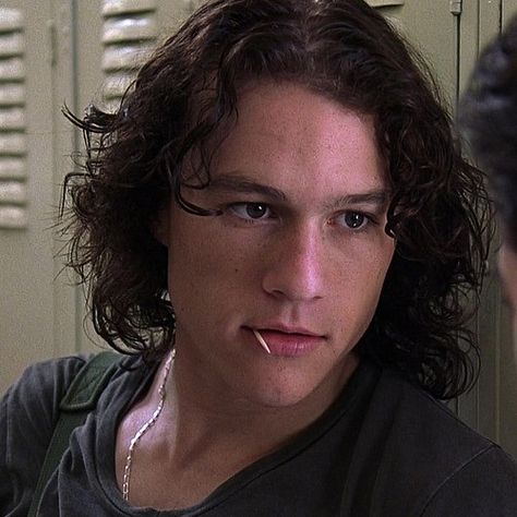 Heath Ledger Dark Hair, Heath Ledger Long Hair, Heath Ledger 90s, Young Heath Ledger, Patrick Verona, 10 Things I Hate About You, 90s Men, Heath Ledger, The Perfect Guy