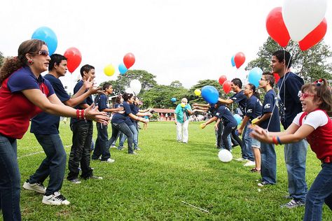 water balloon toss Water Balloon Toss, Kids Garden Party, First Birthday Party Games, Softball Birthday, Beach Party Games, Garden Party Games, Group Games For Kids, Kids Outdoor Activities, Outdoor Party Games