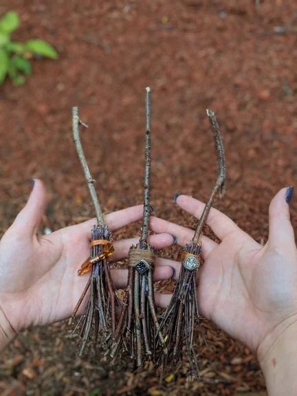 Witchy Ideas Diy, Pagan Halloween Decorations, Homemade Broomstick, Halloween Broomstick Decorations, Witchy Broomstick, Diy Witchy Crafts, Magical Crafting, Wiccan Crafts, Wiccan Decor