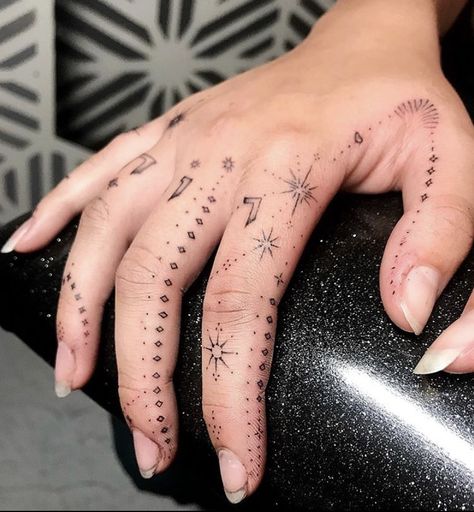 Toe Tattoos, Jagua Tattoo, Unique Small Tattoo, Finger Tats, Funky Tattoos, Hand And Finger Tattoos, Pretty Hand Tattoos, Special Tattoos, Handpoke Tattoo