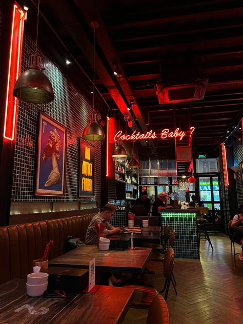 Karaoke Bar Interior, Bar Restaurant Aesthetic, Hipster Restaurant, Live Music Restaurant Design, Small Bar Design Restaurant, Vintage Restaurant Interior Design, Homey Restaurant Interior Design, Industrial Style Bar Design, Arcade Restaurant