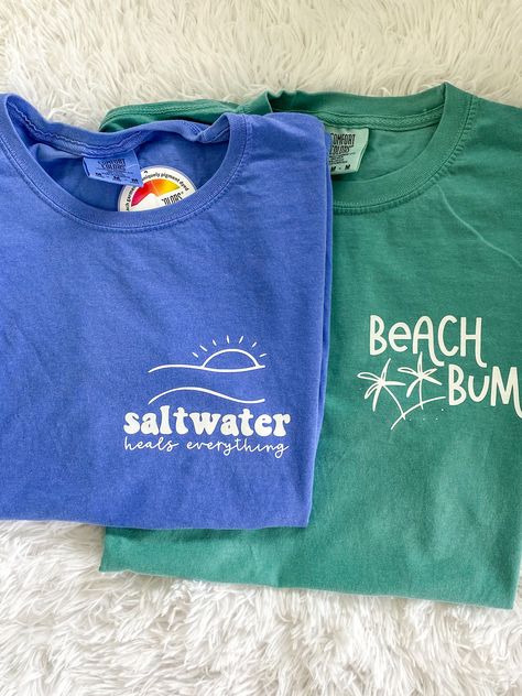 Summer Vinyl Shirt Ideas, Cricut Sweater Ideas, Beach Tshirt Ideas, Summer Shirts Vinyl, Beach Shirt Ideas, Peach Quote, Simple Hoodies, Summer Shirt Design, Velvet Blazer Outfit