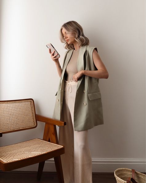 Sleeveless Business Casual, Long Linen Vest Outfit, Sleeveless Jacket Outfits Women, Sleeveless Blazer Outfits For Women, Beige Sleeveless Blazer Outfit, Sleeveless Blazer Outfit Casual, Sleeveless Vest Outfits For Women, Sleeveless Blazer Outfit Work, Vest Blazer Outfits For Women