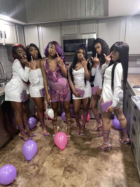 Birthday Group Outfit Ideas, Birthday Outfits With Friends, Summer Sweet 16 Dresses, Group Birthday Outfits, Friends Birthday Dinner Outfit Ideas, 19 Birthday Ideas Outfit, Birthday Group Outfits, Outfits For Dinner With Friends, Color Coordinated Outfits Friends